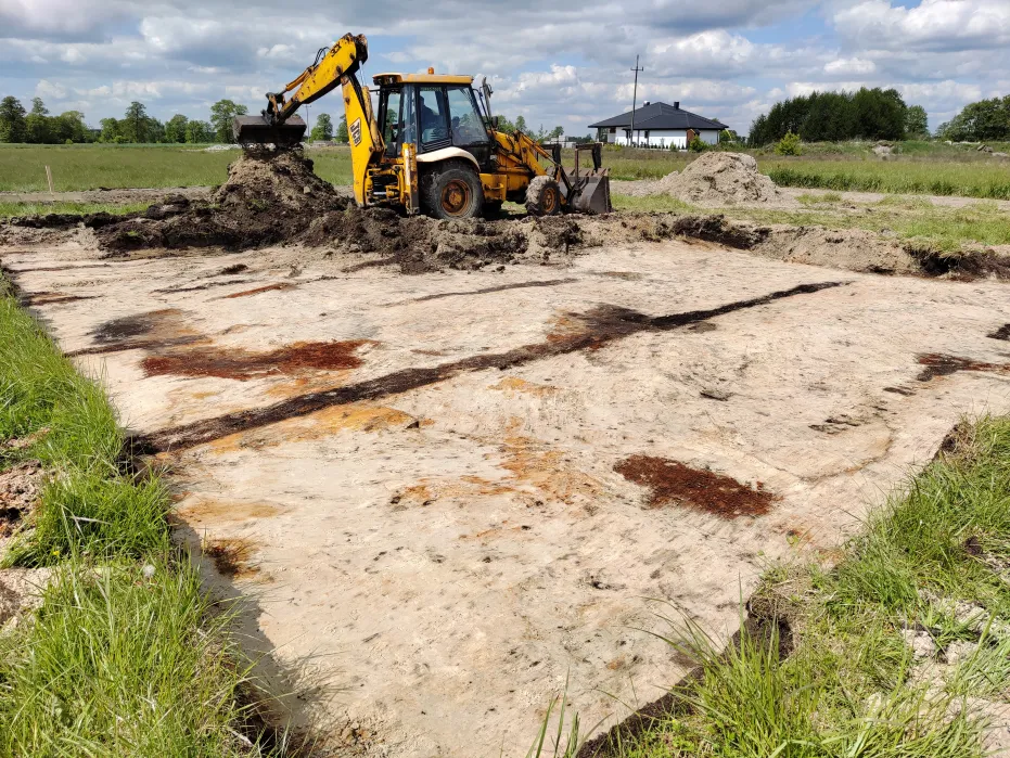 wykop z obiektami archeologicznymi - zdjęcie z drona